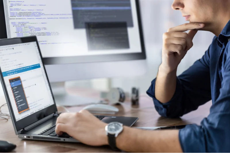 Profesional haciendo uso de la plataforma Conekta con programas y cursos organizados
