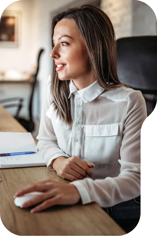 Profesional utilizando plataforma digital de aprendizaje corporativo