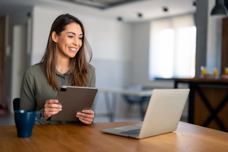 Empleado planificando su desarrollo de competencias y crecimiento profesional