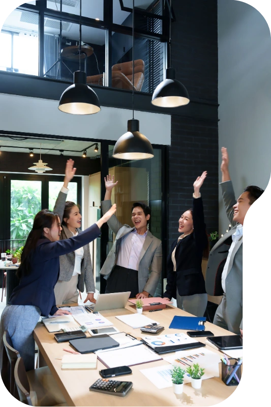 Equipo de empleados celebrando logros y resultados en la empresa
