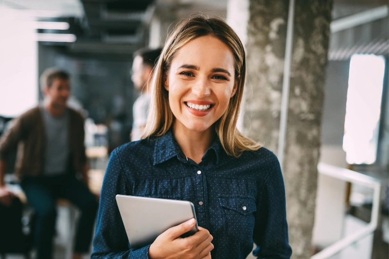 Empleado satisfecho trabajando en un entorno laboral positivo