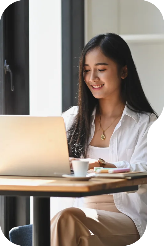 Profesional analizando datos de Recursos Humanos en computadora