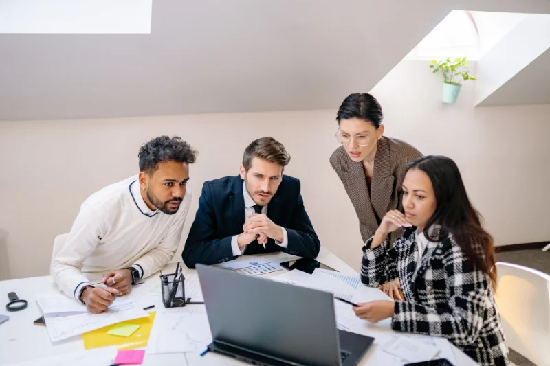 Empleado recibiendo acompañamiento profesional para su transición a un nuevo empleo