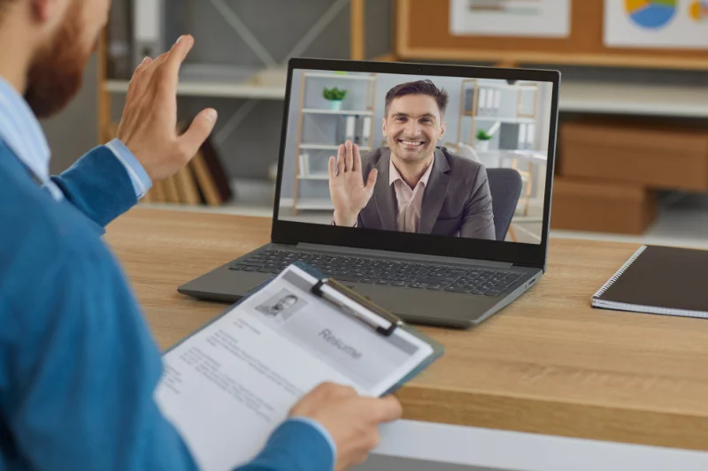 Persona buscando empleo desde su computador analizando oportunidades laborales