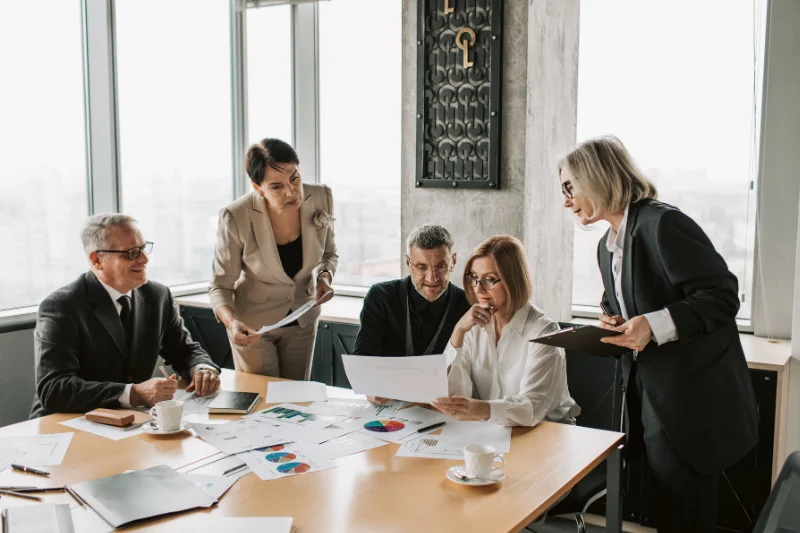 Grupo empresarial analizando su crecimiento y desarrollo