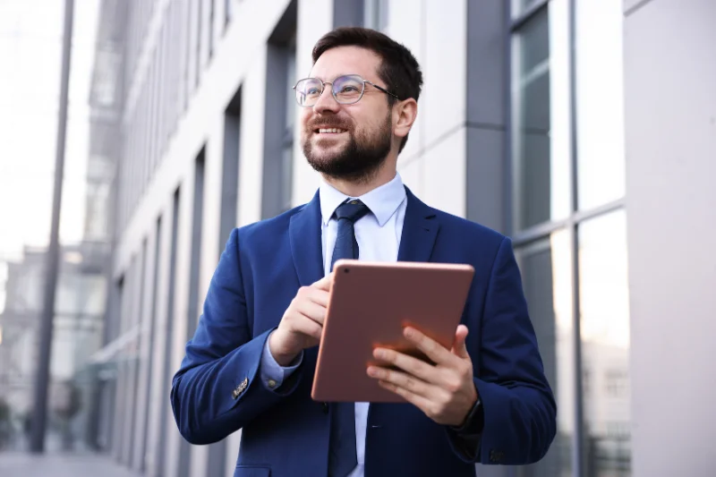 Profesional representando una carrera exitosa y crecimiento laboral